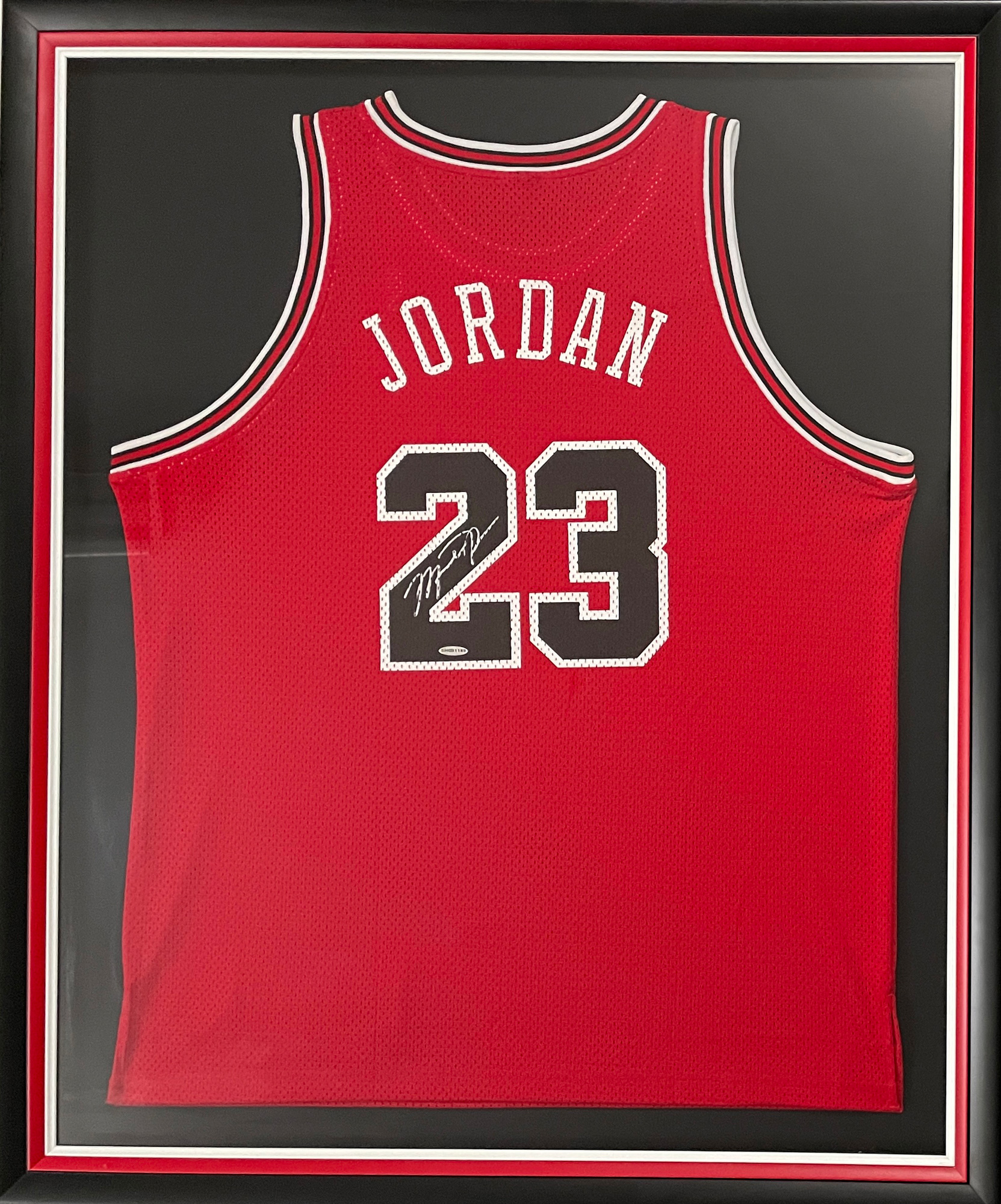 ontsmettingsmiddel Humanistisch viering Lot Detail - Michael Jordan Signed Chicago Bulls Jersey in Framed Display –  Upper Deck Authenticated