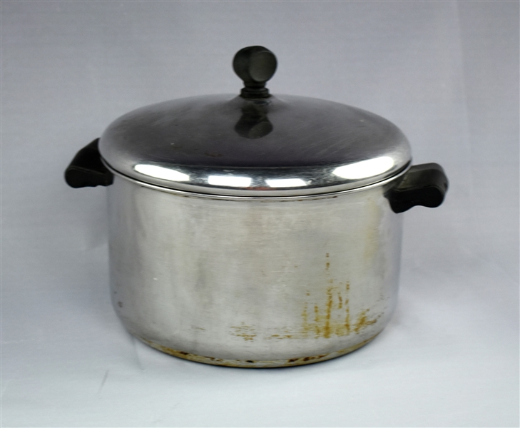 Elvis Presleys Cooking Pot from His Kitchen in Graceland – From the Collection of Graceland Cook Nancy Rooks