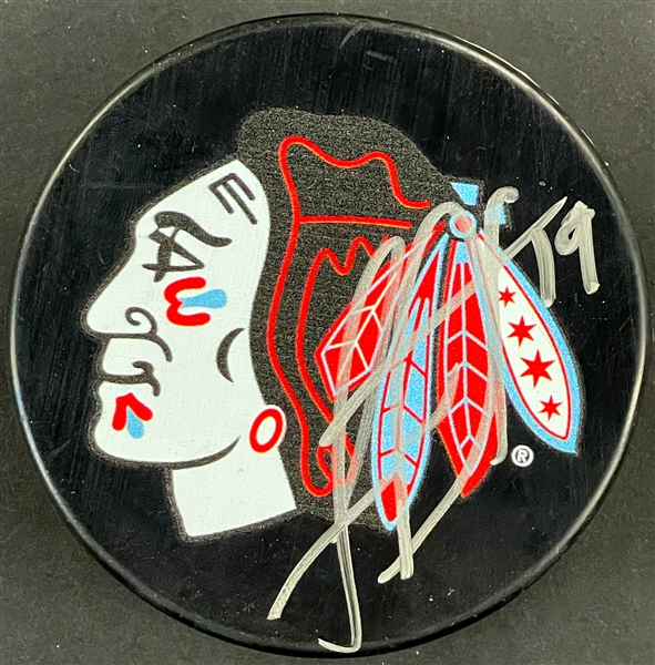 Jonathan Toews Signed Hockey Puck (Beckett)