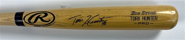 Torii Hunter Signed 2005 Minnesota Twins Game Issued Rawlings Bat and Signed Minnesota Twins Jersey  (Beckett Authentic) Acquired by Teammate Juan Castro